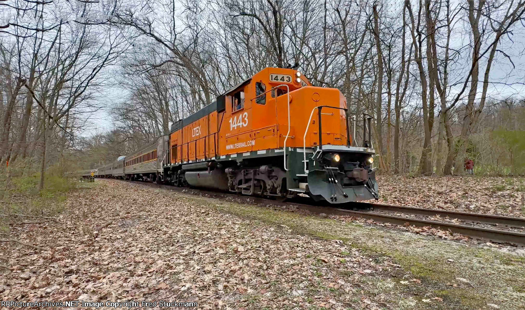 LTEX 1443 is northbound at Sand Run Park, the Big Bend Area.